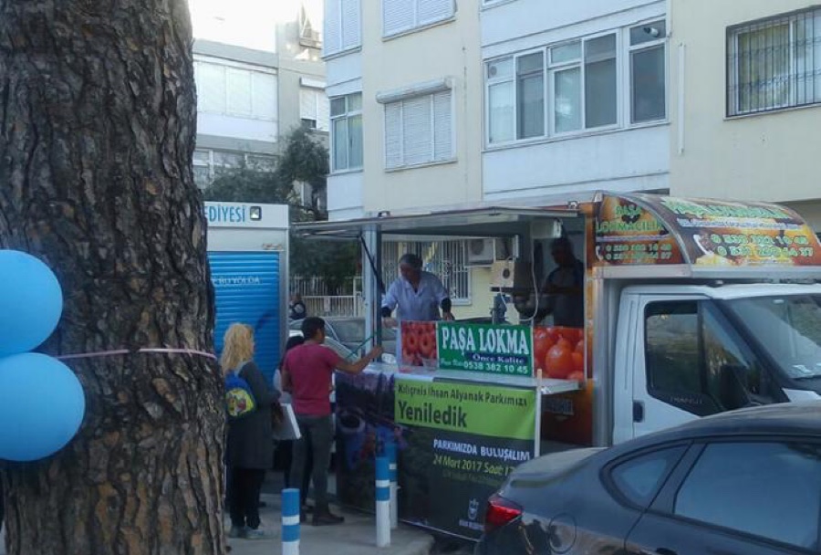 Paşa Lokma sahada - lokma ve helva ikramı